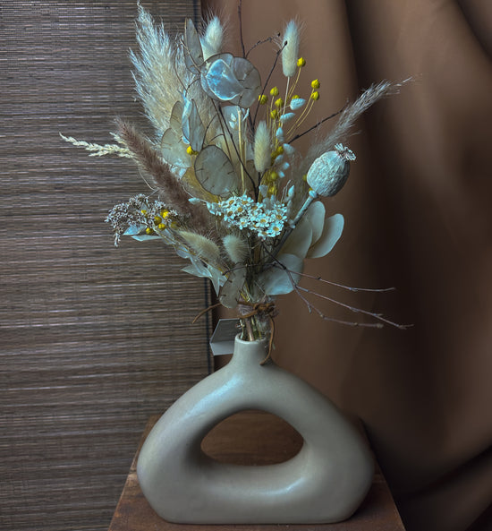 Vase mit Trockenblumenstrauß Beige